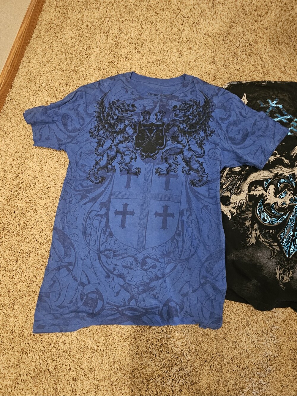 Mens Xtreme Couture - Blue Graphic Tee w Crest Design Size Large
